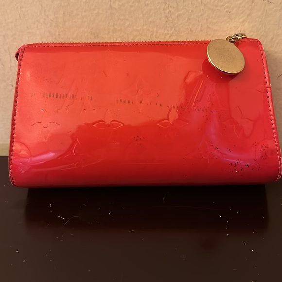 Louis Vuitton red Vernis pouch. Color transfer on back. See pictures!! - Picture 4 of 7